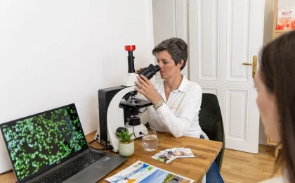 Sandra Hödl mit dem Dunkelfeldmikroskop