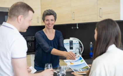 Sandra Hödl erklärt die Vorteile von Kangen Wasser