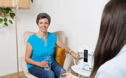Kinesiologin Sandra Hödl berät eine Kundin zu Kangen Wasser
